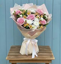 Букет цветов из:  Гвоздики, Орхидеи и Розы в Экажево