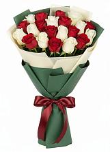 Букет Микс из красных и белых роз в Экажево