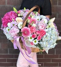 Композиция солнечный день в Экажево Цветочная композиция из Розы, Хризантемы, Пионы и Лизиантусы в корзине в Экажево