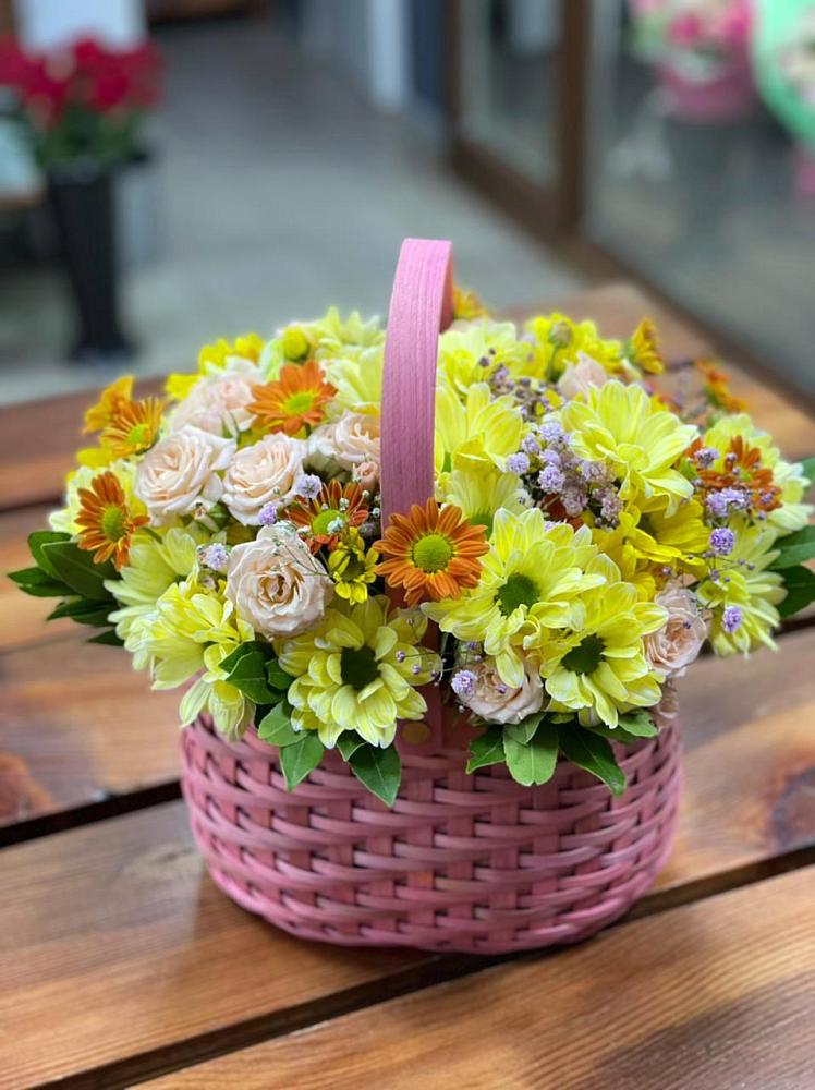 Цветочная композиция из Хризантемы и Розы в корзине в Экажево
