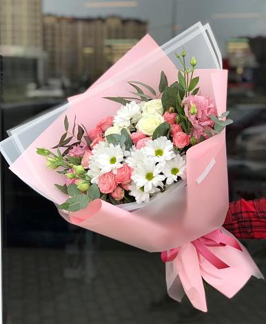 Букет цветов из: Розы, Лизиантусы и Хризантемы в Экажево