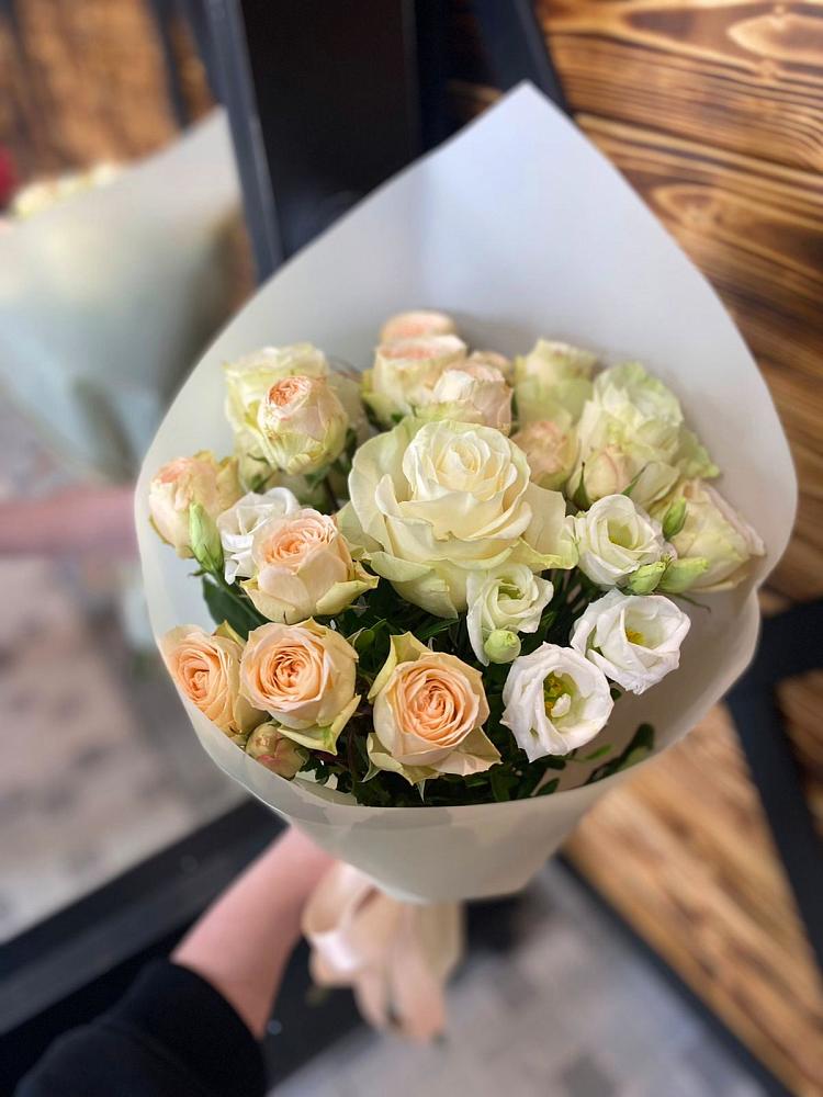 Букет цветов из: Розы и Лизиантусы в Экажево